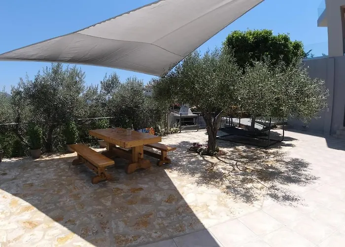 Vila Saronic Topview