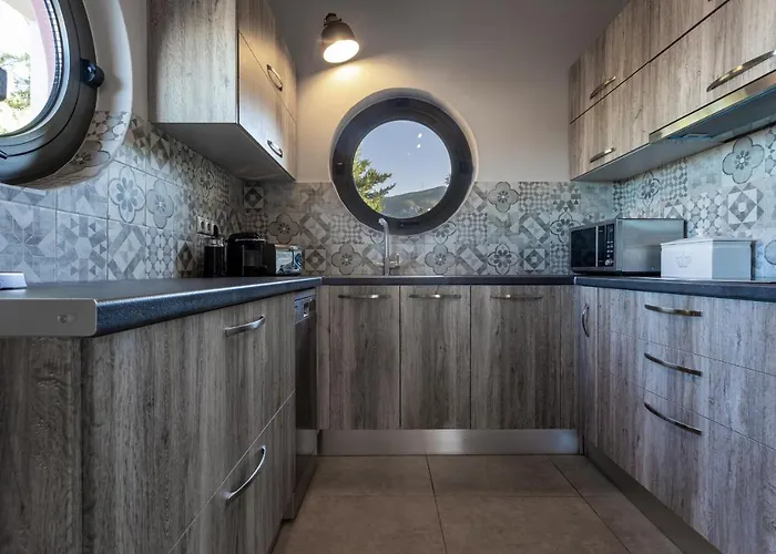 Vila Saronic Topview